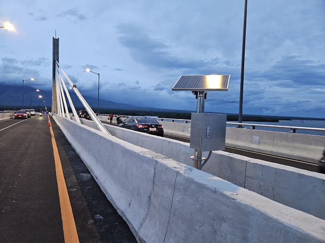 건설연 연구팀이 개발한 교량 안전 진단 시스템을 필리핀 팡길만 교량(Panguil Bay Bridge)에 설치해 검증하고 있다. 건설연 제공