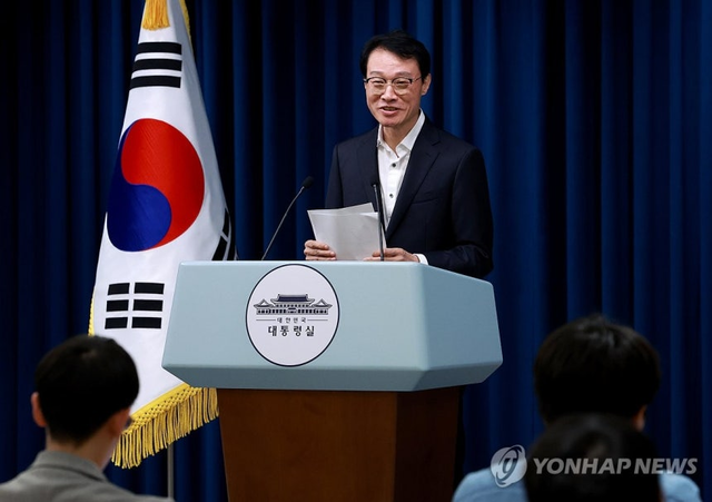 이규연 대통령실 홍보소통수석이 17일 서울 용산 대통령실 청사에서 이날 이재명 대통령 주재로 열린 수석·보좌관 회의 등 현안 브리핑을 마친 뒤 취재진과 대화하고 있다.