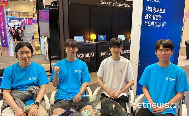 2025 핵시움 부산에서 우승한 '핵비싼슝슝이의오리고기' 팀 이원기, 김희찬, 이서준, 서종찬(왼쪽부터) 학생.