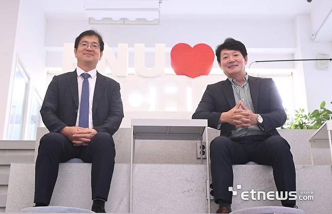 최경민·이만식(왼쪽부터) 동남권 학연협력플랫폼 공동사업단장이 대담을 마친 후 기념촬영했다. 부산=박지호기자 jihopress@etnews.com