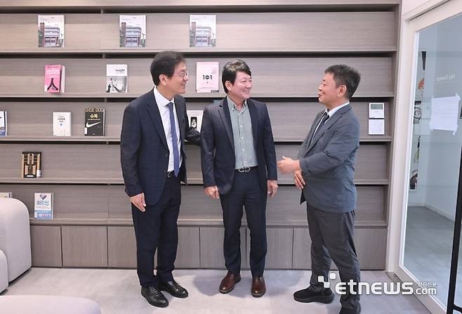 동남권 학연협력플랫폼 구축사업단은 지난 16일 PNU AVEC에서 동남권 학연협력플랫폼 성과와 전망을 주제로 공동사업단장 대담을 진행했다. 최경민·이만식(왼쪽부터) 공동사업단장이 대담에 앞서 진행을 맡은 임동식 전자신문 동남권취재본부장과 환담하고 있다. 부산=박지호기자 jihopress@etnews.com