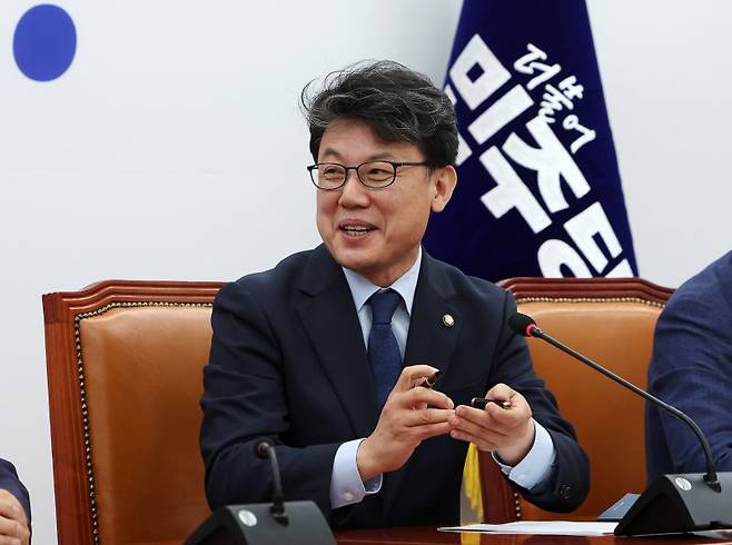 진성준 더불어민주당 정책위의장이 22일 오전 서울 여의도 국회에서 열린 원내대책회의에 참석해 있다. 사진=뉴시스