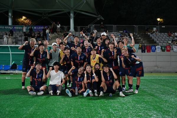 유영실 감독이 이끄는 서울시청 선수단이 21일 밤 열린 WK리그 인천 현대제철과 경기에서 승리한 뒤 활짝 웃고 있다. 한국여자축구연맹 제공