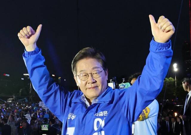 이재명 더불어민주당 대통령 후보가 21대 대선 하루 전인 2일 서울 여의도공원 문화의 마당에서 열린 마지막 유세에서 손을 들어 인사하고 있다. 공동취재사진