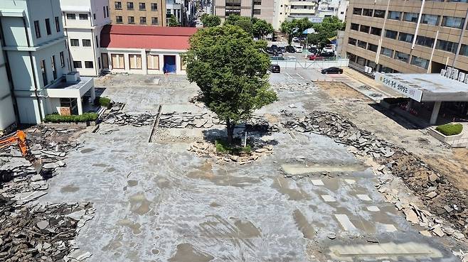 중앙 잔디광장으로 바뀌고 있는 충북도청 본관~신관 사이 중앙정원. 울창한 정원이었던 이곳은 나무 2그루만 남았다. 오윤주 기자