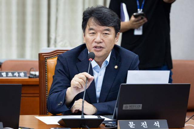 문진석 더불어민주당 원내수석부대표가 10일 서울 여의도 국회에서 열린 제427회 국회(임시회) 운영위원회 제1차 전체회의에서 여당 간사로 선임된 후 인사말을 하고 있다. 뉴스1
