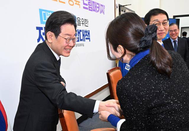 2024년 1월 당시 더불어민주당 대표였던 이재명 대통령이 국회에서 열린 대한민국 생존을 위한 저출생 종합대책 발표에 앞서 당시 대변인을 맡고 있던 강선우 의원과 악수하고 있다. 한국일보 자료사진