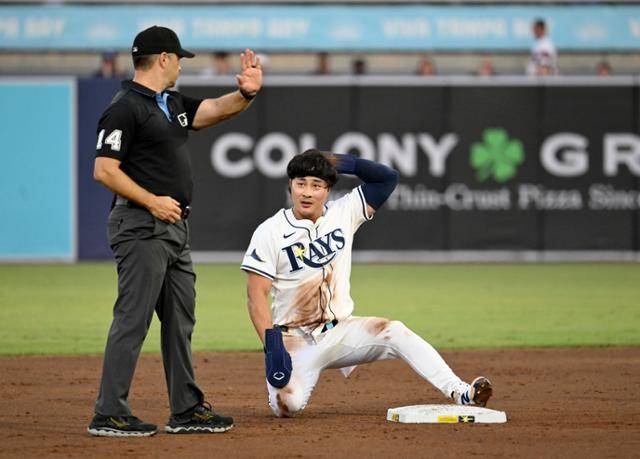 탬파베이의 김하성이 22일 미국 플로리다주 탬파의 조지 M 스타인브레너 필드에서 열린 시카고 화이트삭스와 경기에서 2회말 2루 도루에 성공한 후 타임을 요청하고 있다. 탬파=AP 뉴시스