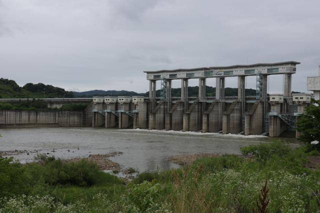지난달 25일 오후 경기도 연천군 군남홍수조절댐에서 임진강 상류 물이 방류되고 있다. 연합뉴스