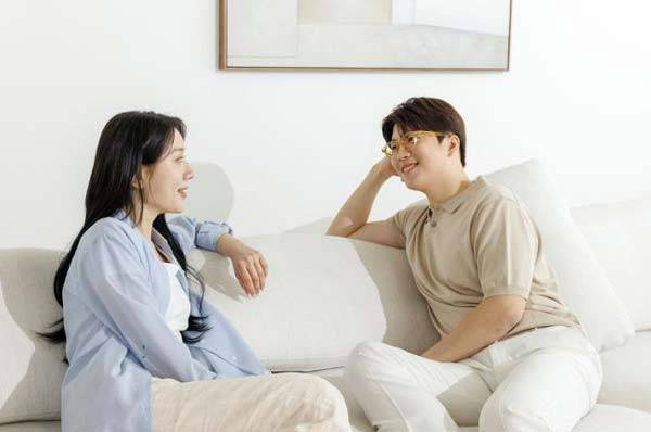 연인 사이에 주고받는 칭찬은 관계를 돈독하게 만드는 데 도움이 되지만, 때로는 상대에게 심리적 부담이나 감정적 억압을 줄 수 있다는 경고가 나왔다./사진=클립아트코리아