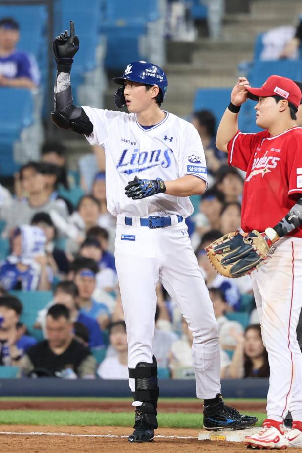 22일 대구 SSG전에서 적시타를 때려낸 구자욱이 1루에서 세리머니를 하고 있다. 삼성 제공