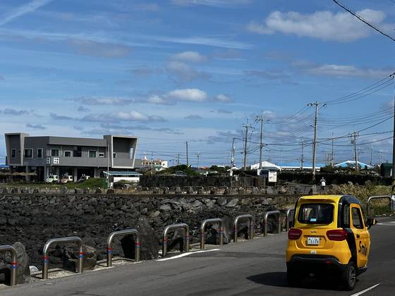 우도에 8월부터 전기 렌터카 입도가 허용된다. 사진은 우도에서 운행 중인 삼륜차. 최충일 기자