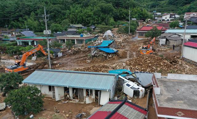 ▲ 지난 20일 오후 경남 산청군 산청읍 외정마을에 전날 집중호우와 산사태 영향으로 주택이 파손되고 트럭이 전도되는 등 많은 피해가 발생했다. 연합뉴스