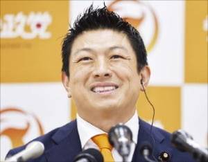 가미야 소헤이 참정당 대표가 지난 20일 일본 도쿄 당사에서 기자회견을 하고 있다. AP연합뉴스