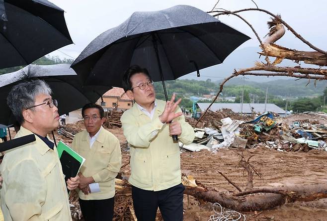 지난 21일 집중호우로 산사태가 발생한 경남 산청군 산청읍 부리마을에서 이재명 대통령이 임상섭 산림청장과 함께 피해 상황을 점검하는 모습. /사진=연합뉴스