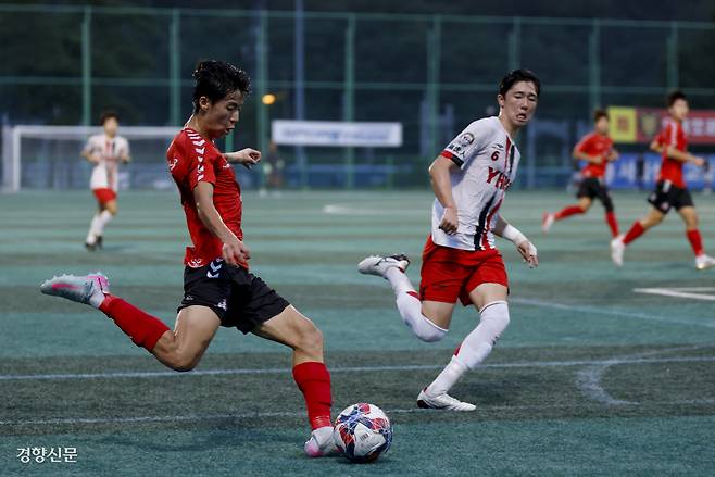 돌파까지 경기 FC광명시민 U18의 윙어 명승호가 21일 충북 제천축구센터에서 열린 제58회 대통령 금배 전국고교축구대회 16강전 경기 용호고와의 경기에서 돌파하고 있다. 문재원 기자