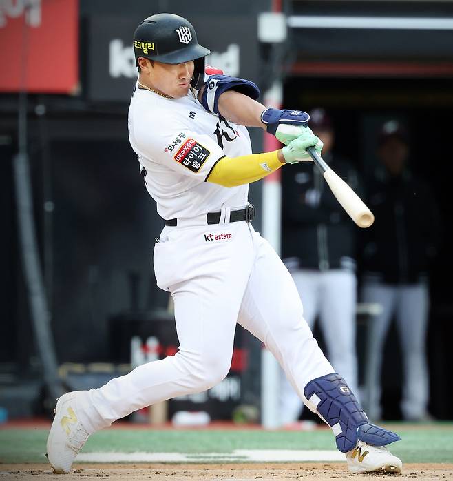 첫 풀타임…MVP 도전도 가능할까 KT 안현민이 지난 19일 수원 KT위즈파크에서 열린 한화와의 홈경기에서 타격하고 있다. KT위즈 제공
