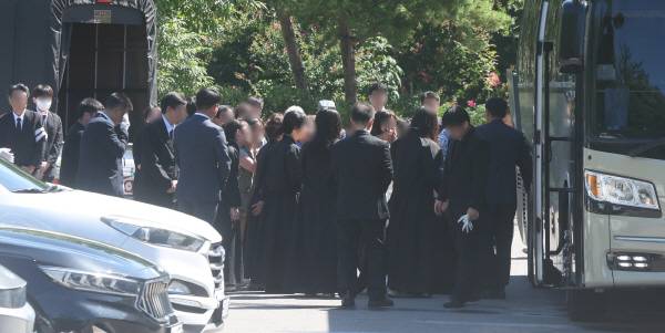 22일 오전 경남 산청군 산청읍 산청장례식장에서 최근 집중호우·산사태로 숨진 희생자 발인이 엄수되는 가운데 유족이 비통해하며 눈물을 흘리고 있다. 연합뉴스