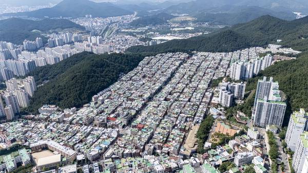 부산의 대표 노후지역인 부산 해운대구 반여2·3동에 민간 재개발이 추진된다. 사진은 반여2구역 재개발추진 지역 일대 전경. 이원준 기자