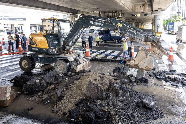 지난 21일 부산 사상구 새벽시장 앞 동서고가로 하부 교차로 상수도관에서 누수가 발생해 관계 기관이 복구 작업을 하고 있다. 이원준 기자