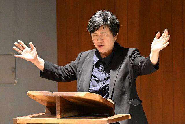 박보경 장로회신학대 교수가 최근 경기도 양평 아둘람의 집 독대의 공간에서 열린 주일예배에서 축도하고 있다. 양평=신석현 포토그래퍼