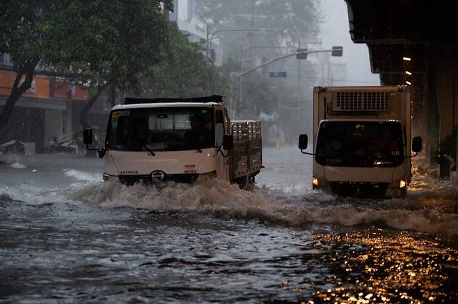 한 트럭이 물에 잠긴 필리핀 마닐라 도로를 달리고 있다. AFP연합뉴스