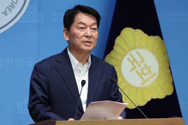 국민의힘 안철수 의원이 지난 21일 서울 여의도 국회 소통관에서 극단 세력과의 절연 등 "해체 수준의 혁신"을 요구하는 기자회견을 하고 있다. 연합뉴스