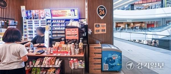 22일 수원특례시 장안구 한 대형 쇼핑몰내부 편의점.조주현기자