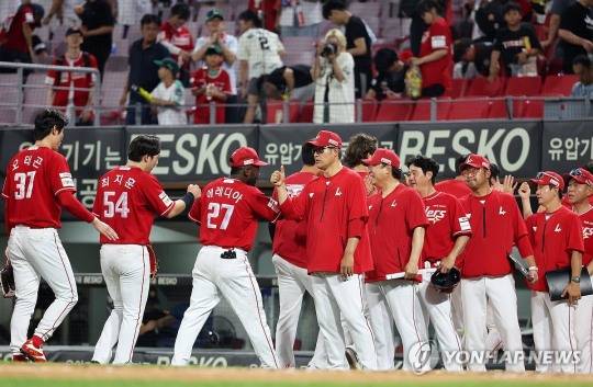 이숭용 감독과 코치진이 승리한 선수들과 세리머니하고 있다. / 사진=연합뉴스