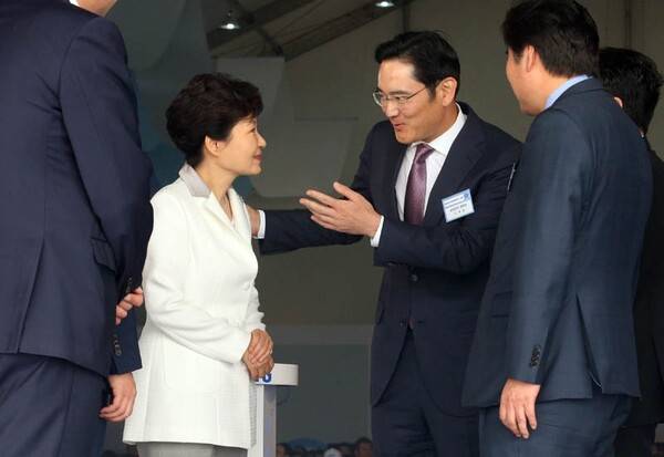 ▲ 박근혜 전 대통령이 2015년 5월7일 오전 경기도 평택 고덕 국제화계획지구 내 부지에서 열린 삼성전자 반도체 평택공장 기공식에 참석, 기공 발파식을 마친 뒤 이재용 삼성전자 부회장과 이야기하고 있다. ⓒ 연합뉴스