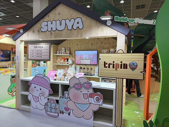 한국콘텐츠진흥원이 주관하는 ‘라이선싱 콘 2025’가 지난 17일부터 18일까지 서울 코엑스에서 열렸다. 락앤락·코레일유통·서울랜드 등 플랫폼 기업과 중소 콘텐츠IP 기업 간 협력 모델을 제시하는 ‘빌드업 기획관’이 운영됐다. 사진은 코레일유통과 케이비젼(슈야 IP) 간 협업한 프로젝트 부스의 모습.