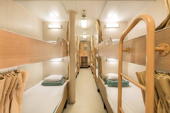 중국으로 향하는 페리 내 숙소.