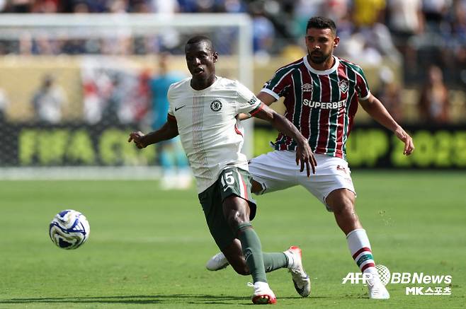 잭슨을 향한 유럽 빅리그의 관심은 뜨겁다. ‘더 선’은 “잭슨에게 가장 먼저 접근한 건 나폴리”라며 “잭슨은 현재 EPL 잔류에 대한 의지가 아주 강하다”고 전했다. 이어 “나폴리는 결국 로렌초 루카를 선택했다”고 했다. 이어 “첼시는 두 명의 최전방 스트라이커를 보유하길 원한다. 하지만, 잭슨의 이적료로 8,000만 파운드를 제시하는 팀이 있다면 생각이 달라질 수 있다. 맨유는 잭슨의 이적료로 8,000만 파운드를 제시할 수 있는 유력한 팀”이라고 했다. 해당 매체는 이어 “맨유는 이미 움직이고 있다. 맨유는 잭슨의 에이전트와 이야기를 나누고 있다. 맨유는 에이전트를 통해 잭슨의 의중을 확인한 상태”라고 했다. 사진=AFPBBNews=News1