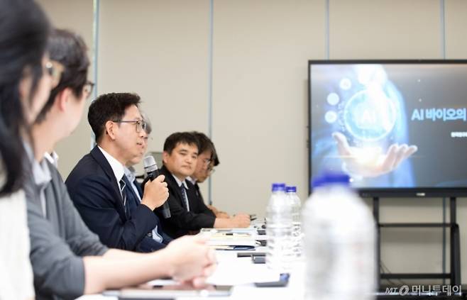 배경훈 과학기술정보통신부 장관이 21일 오후 서울 동대문구 서울바이오허브에서 열린 '인공지능(AI) 바이오 전문가 간담회' 에서 인사말을 하고 있다. / 사진제공=과기정통부