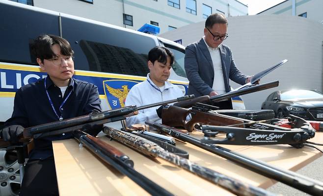 불법무기류 자진신고 기간 운영을 시작한 4월1일 오후 경기 수원시 장안구 수원중부경찰서에서 보관 중인 무기류를 점검하는 모습. /사진=뉴스.