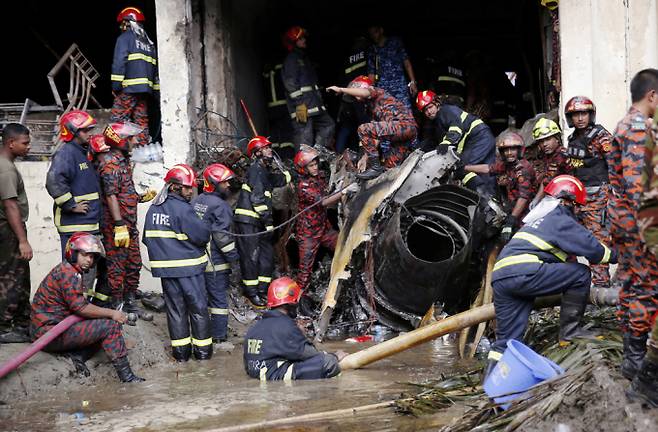 방글라데시에서 공군 훈련기가 이륙직후 기술적 오작동을 일으켜 학교 건물에 추락해 약 200명의 사상자가 발생했다. 사진은 지난 21일(현지시각) 방글라데시 다카의 마일스톤 칼리지 캠퍼스에 공군 훈련용 항공기가 추락한 후 소방관들이 건물 잔해를 제거하기 위해 작업하고 있는 모습. /사진=로이터