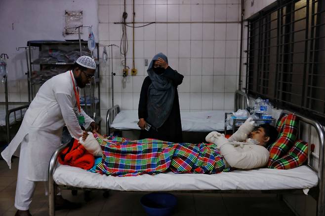 방글라데시에서 공군 훈련기가 이륙직후 기술적 오작동을 일으켜 학교 건물에 추락해 약 200명의 사상자가 발생했다. 사진은 21일(현지시각) 방글라데시 다카의 마일스톤 스쿨 앤 칼리지 건물에 공군 훈련기가 충돌한 후 14세 학생 라이얀이 다카 의과대학 병원에서 치료를 받고 있는 모습. /사진=로이터