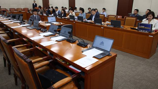 野 불참 속 정은경 청문보고서 채택 : 21일 국회 보건복지위원회 전체회의에서 정은경 보건복지부 장관 인사청문경과보고서 채택에 반대한 국민의힘 의원석이 비어 있다. 뉴시스