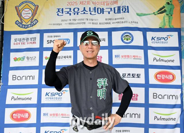 21일 강원도 횡성군 횡성베이스볼파크에서 '2025 제2회 마이데일리배 전국유소년야구대회'가 열렸다. 주니어(청룡) 리그 (U-16) 상명중과 동신중의 16강전 경기에서 상명중이 4-0으로 승리했다. 파이팅 외치는 상명중 박경식 감독./횡성베이스볼테마파크=송일섭 기자