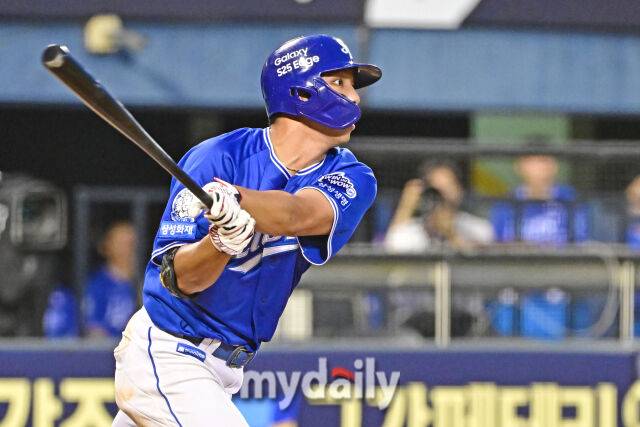1일 서울 잠실야구장에서 열린 '2025 신한 SOL BANK KBO리그' 삼성 라이온즈와 두산 베어스 경기. 삼성 김영웅이 7회초 1사 1루에서 안타를 치고 있다./마이데일리