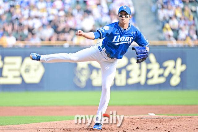 31일 서울 잠실야구장에서 열린 '2025 신한 SOL BANK KBO리그' 삼성 라이온즈와 LG 트윈스 경기. 삼성 선발 원태인이 힘차게 투구하고 있다./마이데일리