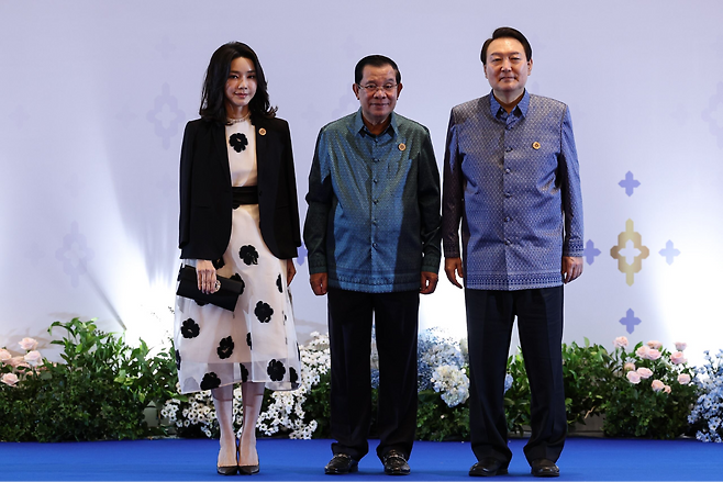 2022년 11월 12일 캄보디아를 방문한 윤석열과 김건희. 가운데는 캄보디아 총리 훈센. (출처:윤석열 대통령실)