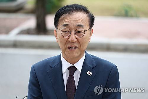 취재진 질문에 답하는 김윤덕 국토부 장관 후보자 (과천=연합뉴스) 황광모 기자 = 김윤덕 국토교통부 장관 후보자가 15일 정부과천청사에 마련된 인사청문회 준비 사무실로 첫 출근하며 취재진 질문에 답하고 있다. 2025.7.15 hkmpooh@yna.co.kr