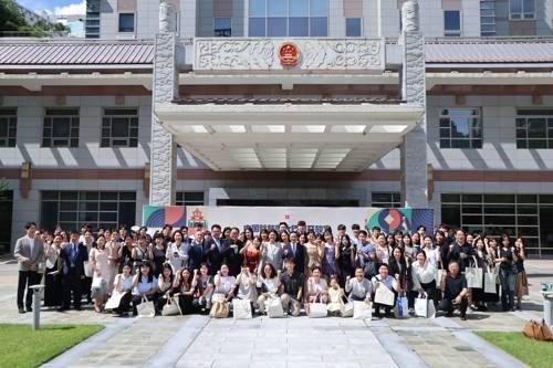 주한중국대사관 오픈데이 행사 주한중국대사관 오픈데이 행사 (서울=연합뉴스) 서대연 기자 = 22일 서울 중구 주한 중국대사관에서 열린 오픈데이 행사에서 다이빙 주한 중국대사 등 관계자들과 초청객들이 기념 촬영하고 있다. 2025.7.22 dwise@yna.co.kr (끝) <저작권자(c) 연합뉴스, 무단 전재-재배포, AI 학습 및 활용 금지>