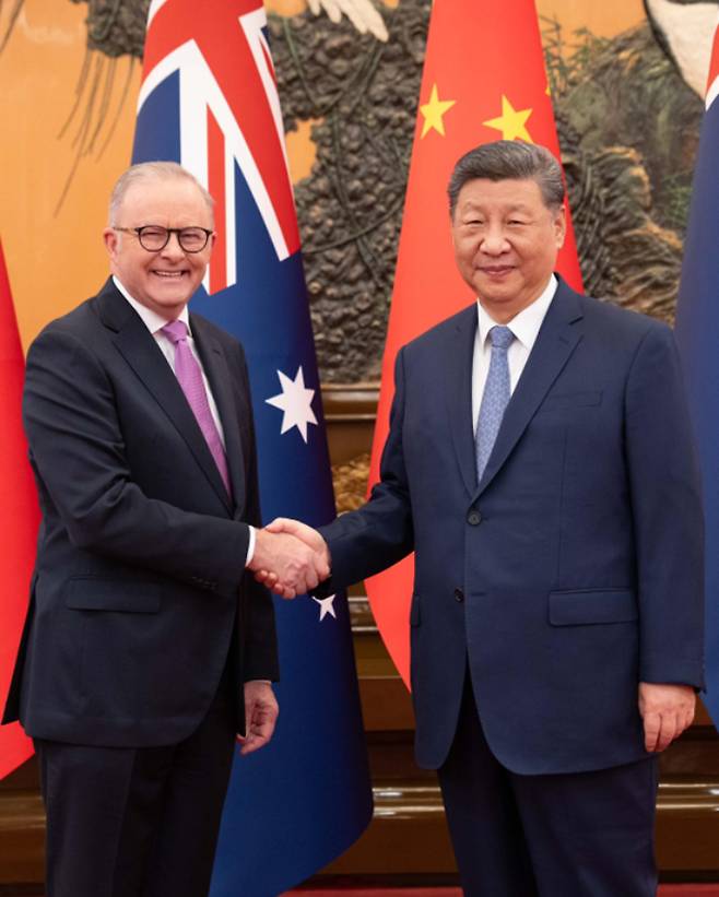 앨버니지 총리는 지난 5월 재선에 성공한 이후 두 달여 만에 중국을 방문해 시진핑 국가 주석과 정상회담을 했다. 호주는 미국의 관세 압박과 방위비 증액 요구를 받고 있는 가운데 중국과의 경제협력 강화에 나섰다. 앨버니지 총리 페이스북 캡처