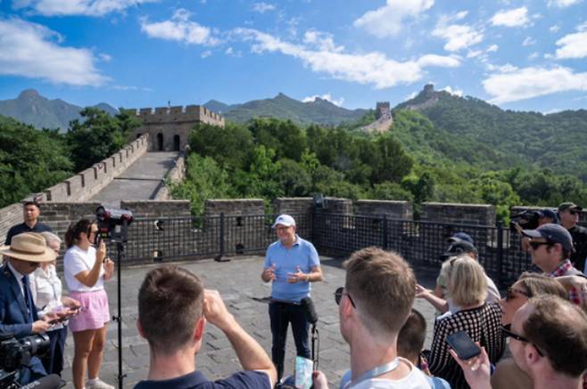 앨버니지 호주 총리는 1주일동안의 중국 방문기간 동안 만리장성에도 올랐다. 특히 만리장성 위에서 기자들과 회견을 한 것은 중국인들에게 더 친근하게 다가서려는 노력으로 보인다. 앨버니지 총리 페이스북 캡처