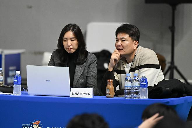 지난 시즌 경기를 지켜보는 WKBL 정진경 경기운영본부장과 김영만 경기운영부장. WKBL