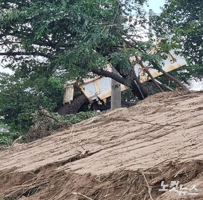 폐골재를 사면에 들이붓고 있는 덤프트럭의 모습. 임성민 기자