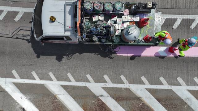 ▲전북 완주분기점 램프 구간에서 '노면색깔유도선 자동 도색 장비'를 시범 운영하고 있다. ⓒ