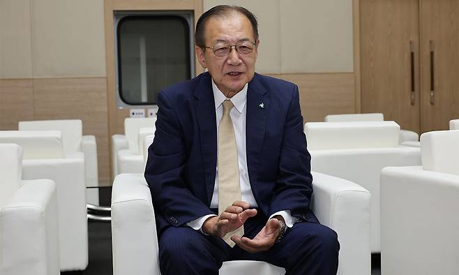 아키요시 마사루 일본풍력발전협회 회장이 지난 2일 부산에서 인터뷰 중 한·일 간 해상풍력 시장 협력을 강조하고 있다. 한국풍력산업협회 제공